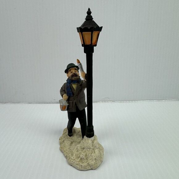 Mervyn's Village Square Man Lighting Lamppost 1993 Figurine Vintage Christmas - Picture 3 of 10